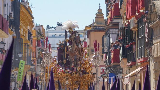 El paso del Cristo de las Tres Caídas, precedido por nazarenos con antifaces morados, en la calle Pureza antes de entrar en la Capilla de los Marineros. - Eduardo Briones - Europa Press