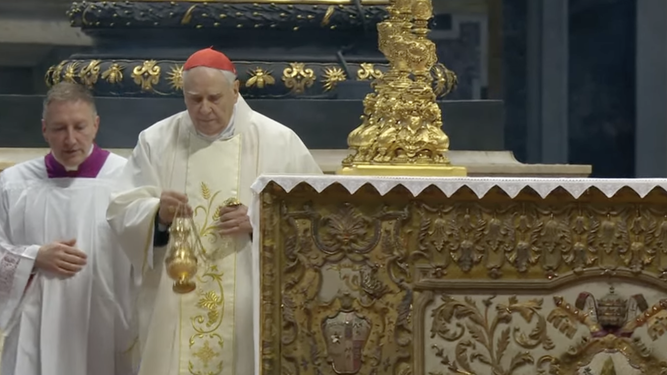Domenico Calcagno bendice el altar