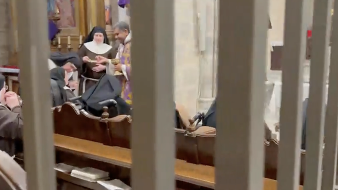 Las religiosas mayores, recibiendo la comunión