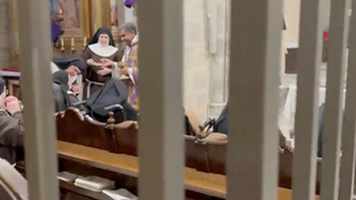Las religiosas mayores, recibiendo la comunión