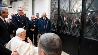 El beso del Papa a los presos de Regina Coeli