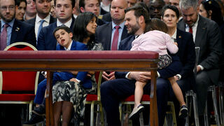 J. D. Vance, con su familia en San Pedro