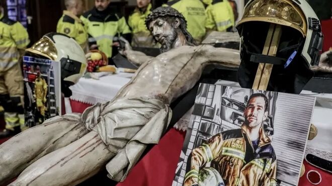 Los Bomberos de Madrid rinden homenaje a sus compañeros de Alcorcón en la iglesia de San Antón
