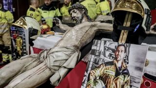 Los Bomberos de Madrid rinden homenaje a sus compañeros de Alcorcón en la iglesia de San Antón