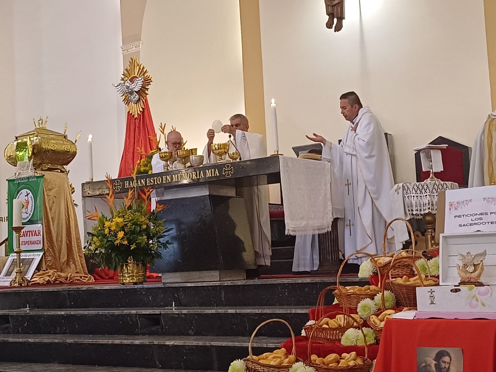 sacedotes redentoristas concelebran la eucaristia