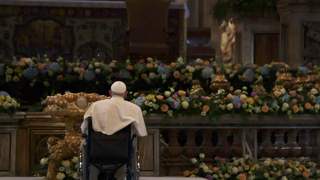 El papa acude a la basílica de San Pedro a rezar antes de la Vigilia del Sábado Santo