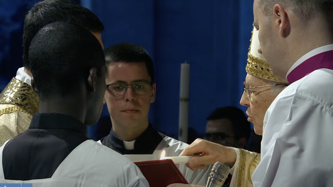 El cardenal Re enciende el cirio pascual