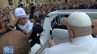 El Papa saluda a un niño