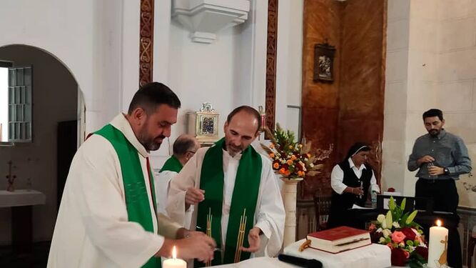 Los jesuitas Àlvar Sánchez y José Luis Vázquez durante una eucaristía en Nador (Marruecos)