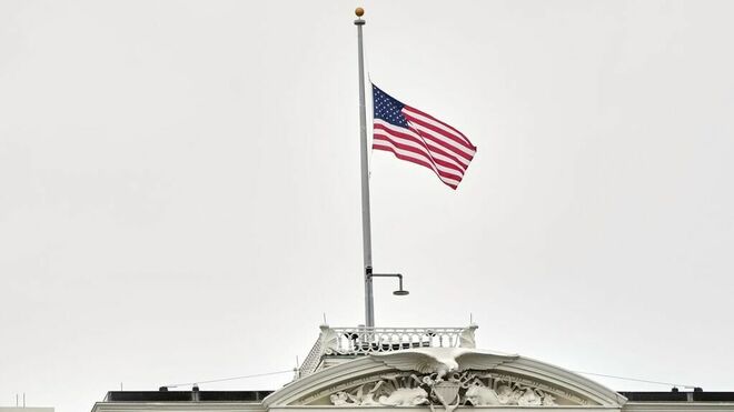 Banderas estadounidenses de luto por Francisco