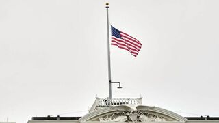 Banderas estadounidenses de luto por Francisco