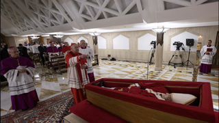 Francisco, en el féretro, en la capilla de Santa Marta