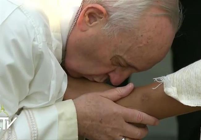 ep_papa_francisco_lavapiesrefugiadosla_semana_santa2016