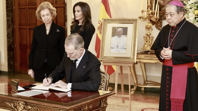 Don felipe firma en el libro de condolencias en Nunciatura