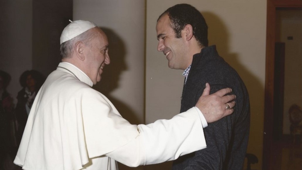 papa Francisco saluda a Ignacio Puente Olivera