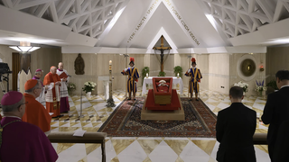 Dentro del velatorio papal: así se despide a Francisco en Santa Marta