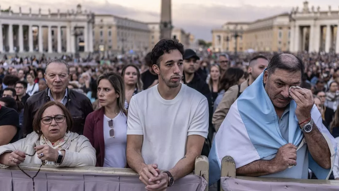 Miles de fieles rezan el Rosario en San Pedro tras la muerte de Francisco
