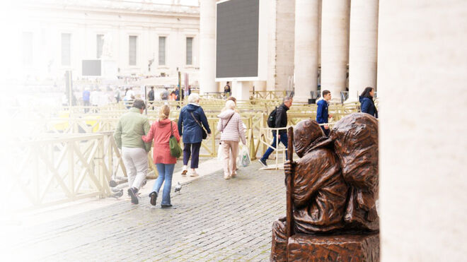 La escultura'Sed acogedores', de Timothy Schmalz, en la plaza de San Pedro