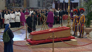 Genevieve Jeanningros reza ante el féretro de Francisco