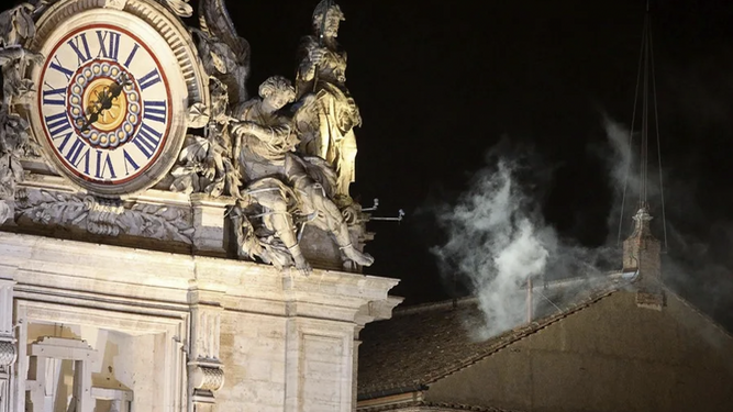 Fumata blanca en la chimenea de la Capilla Sixtina