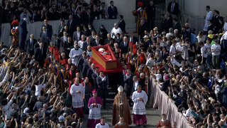 Miles de fieles llegan a San Pedro para el último adiós a Francisco