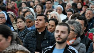 Rosario por el Papa en la plaza de San Pedro