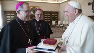 El obispo de Zamora, Fernando Valera, con el papa Francisco en el Vaticano