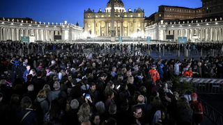 MIles de fieles desafían la noche para despedir a Francisco
