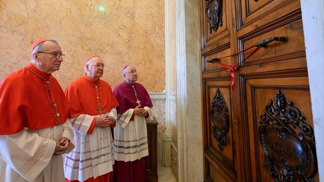 Parolin y el camarlengo, ante la cámara sellada de los aposentos papales