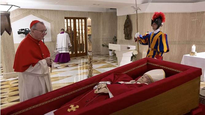 Parolin ante el féretro de FRancisco