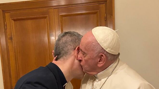 El beso de Francisco a Bertomeu