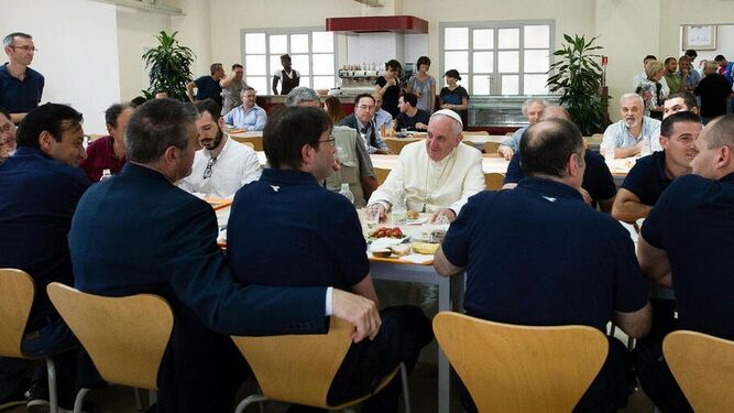 El Papa Francisco, almorzando con los trabajadores del Vaticano en julio de 2014