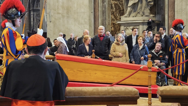Cobo, rezando por el Papa Francisco en la basílica de San Pedro