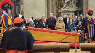 Cobo, rezando por el Papa Francisco en la basílica de San Pedro