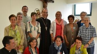 El arzobispo emerito Francisco Perez con el diácono Fernando Aranaz y esposas de diáconos