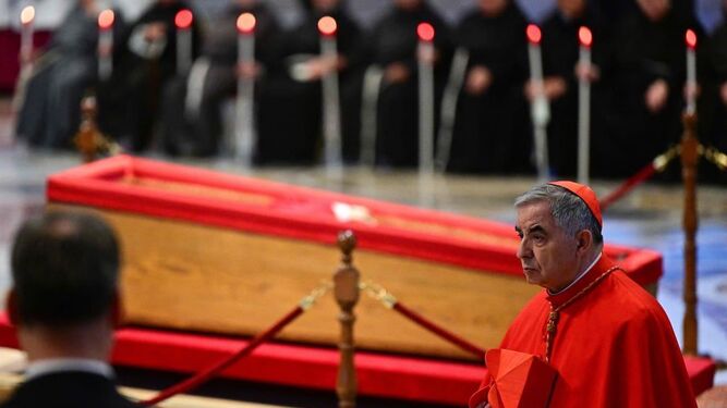 Becciu pasa al lado del féretro de Francisco