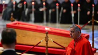 Becciu pasa al lado del féretro de Francisco