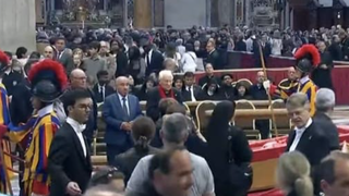 De la mano del Padre Ángel, revisita al féretro de Francisco