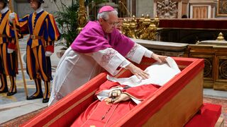 Tapan el rostro de Francisco