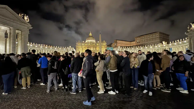 Una marea de gente sigue despidiéndose del Papa