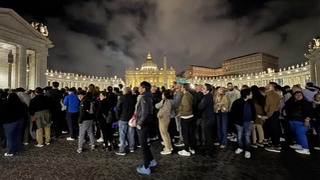 Una marea de gente sigue despidiéndose del Papa