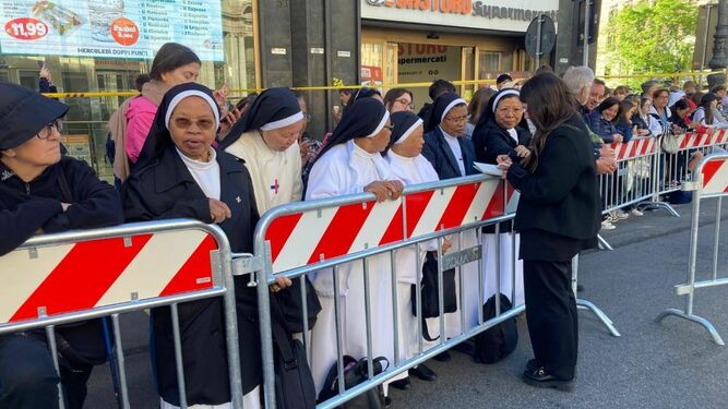 Religiosas esperando la llegada del féretro de la comitiva fúnebre del Papa.