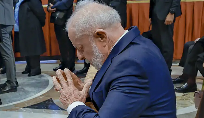 Lula, rezando en el velatorio
