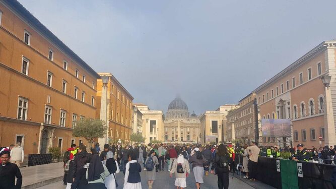 Religiosas entran por la Via della Conziliacione