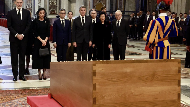 Rey y políticos ante el féretro de FRancisco