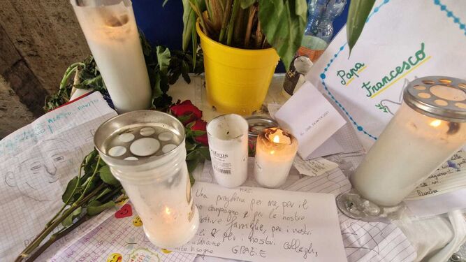 Velas en San Pedro para despedir al Papa