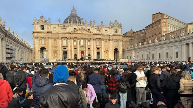 Los fieles ya llenan la plaza de San Pedro