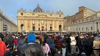 Los fieles ya llenan la plaza de San Pedro