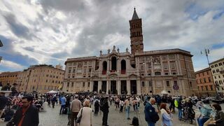 La multitud se agolpa ante Santa María Mayor
