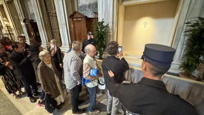Colas en Santa María la Mayor para contemplar la tumba del Papa Francisco